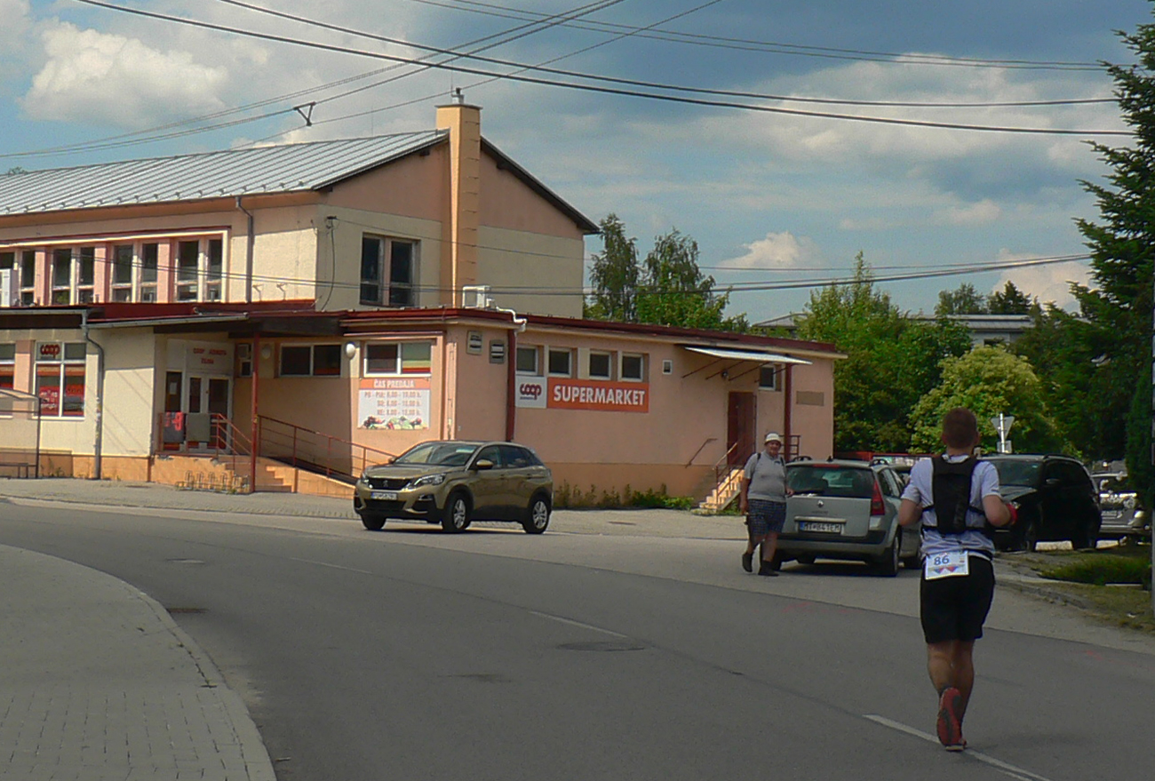 ...ale_pridlho_po_asfalte_cez_dedinu,_v_intenzívnej_premávke_(keď_sa_dalo_popri_Váhu).