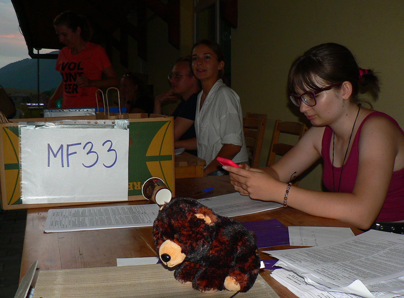 Okrem strašenia počasím aj tradičné strašenie medveďmi na prezentácii. Okrem_strašenia_počasím_aj_tradičné_strašenie_medveďmi_na_prezentácii.